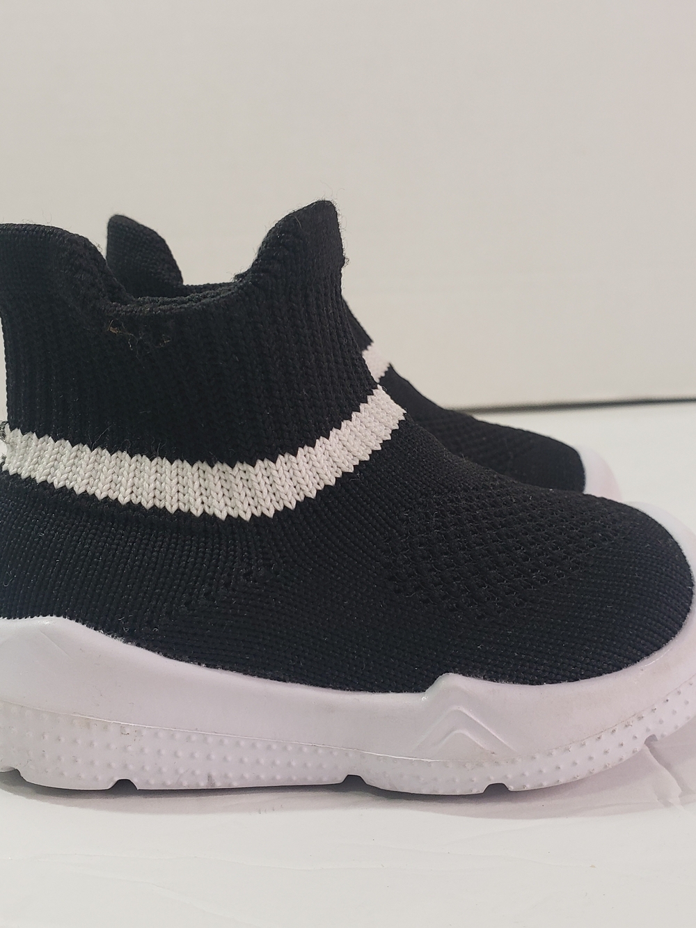 Kids Black and White Slip-On Sock Sneakers, Breathable Knit, White Sole Sz: 4